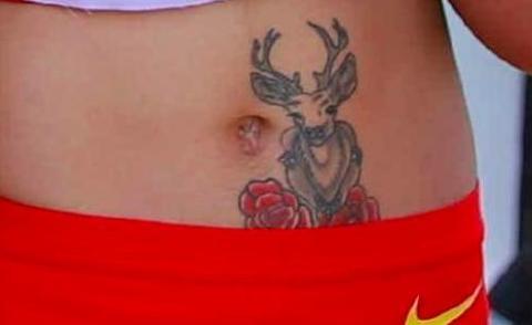 23岁短跑女神葛曼棋，为何比赛用布遮掩腰部？私密纹身是只梅花鹿