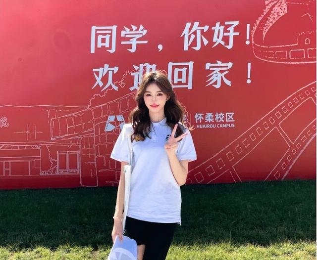 北影、中戏开学场面，堪称“视觉盛宴”，网友却纳闷：是我脸盲？