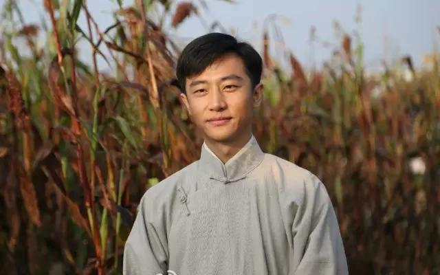 黄轩被长相神似巩俐的神秘美女当众打PP，“拍了拍”女友承认恋情