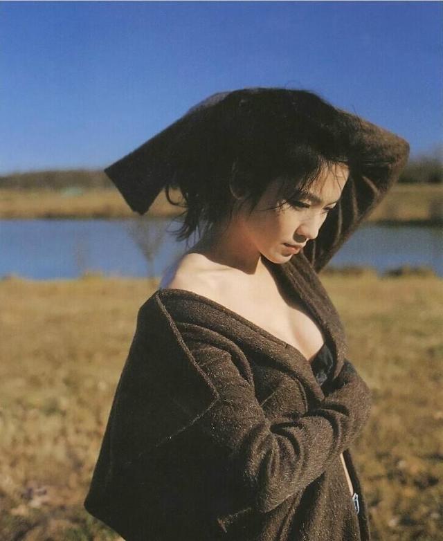 林熙蕾早年大尺度写真 轻解内衣双峰傲人