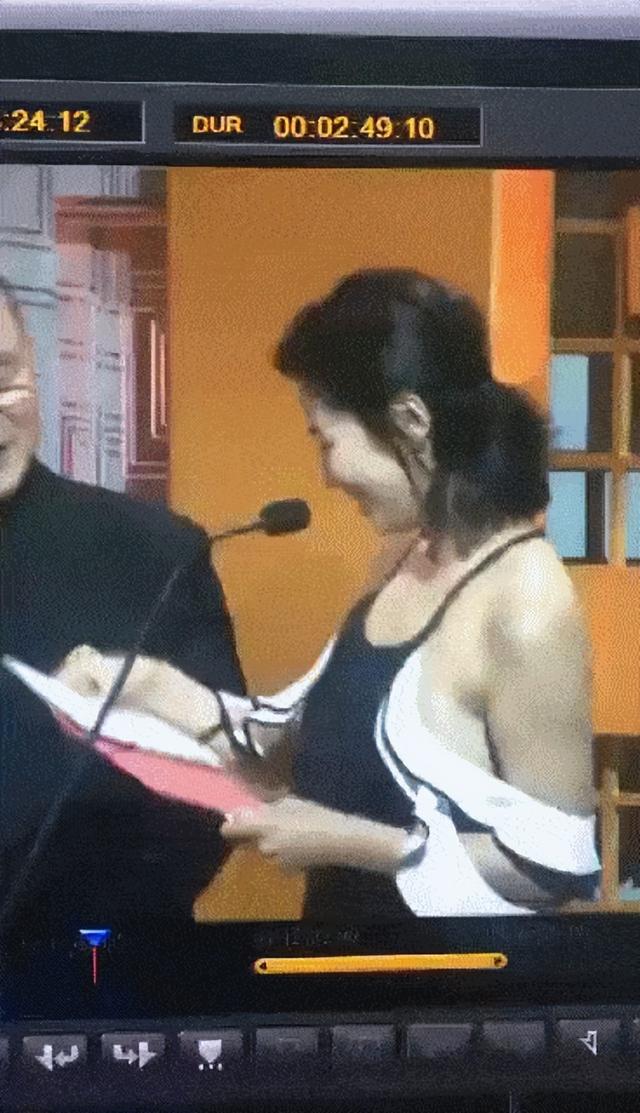 肩带断开、裙子走光，这四位女星的社死瞬间，简直不要太尴尬