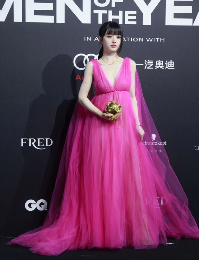 这一夜，张嘉倪美艳，关晓彤清凉，女明星的姿态万千，一眼沦陷