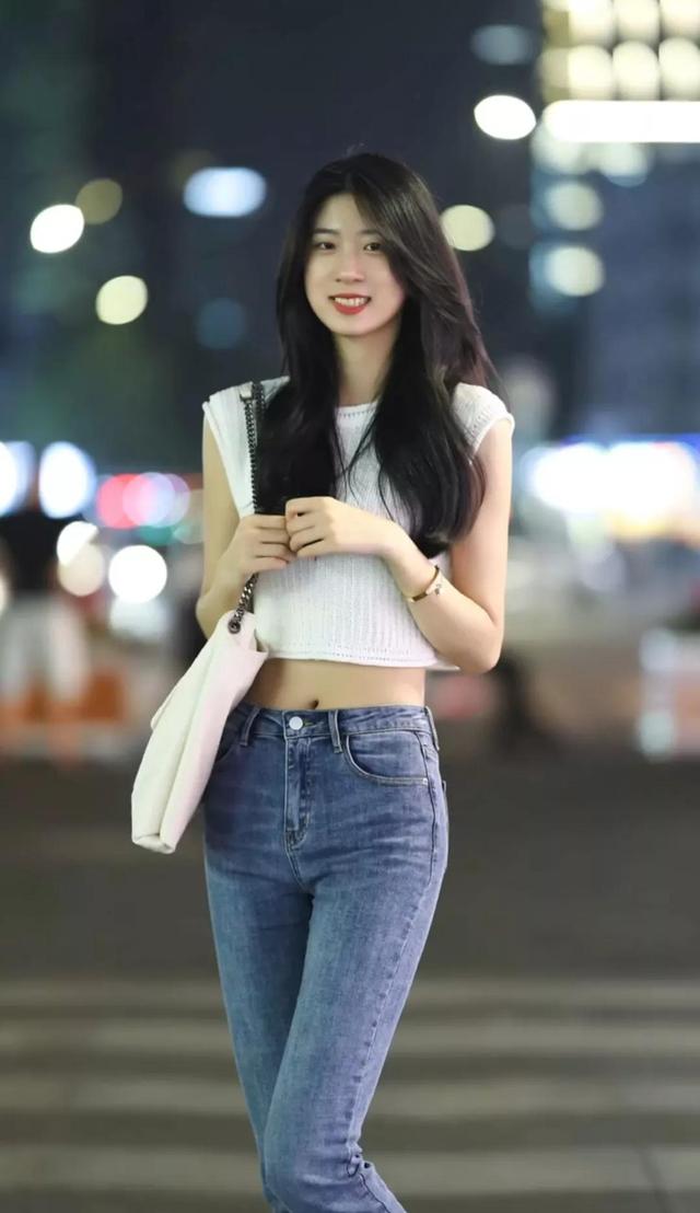 街拍美女，乌黑长发大长腿美女，小背心加紧身牛仔裤，养眼美女