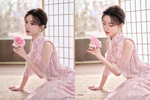 毛晓彤央视元宵晚会造型 穿粉色露背高开叉裙优雅高贵 风情妩媚