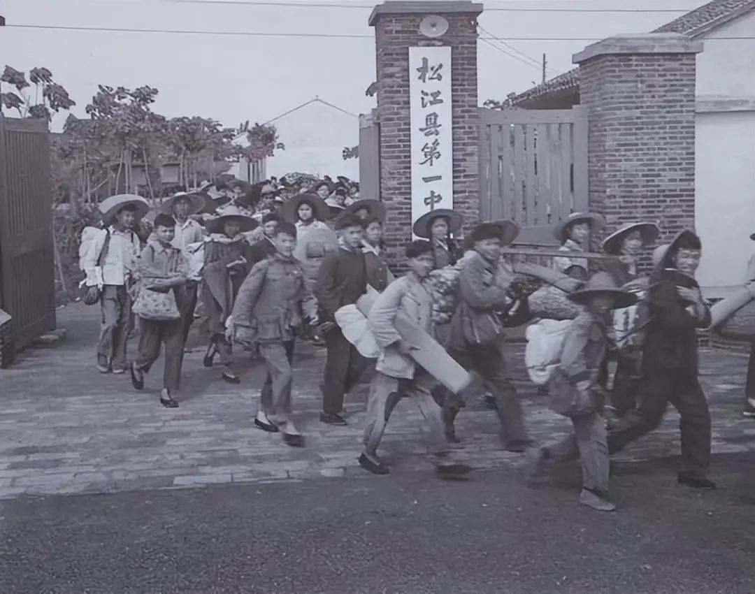上海性福“双面校长”，白天斯文君子，晚上情妇左拥右抱，玩弄各种女性
