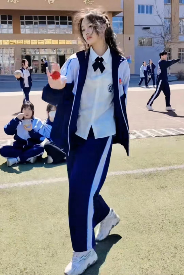 高中女生跳“智秀flower”走红，solo独自美丽，却被说成不学无术