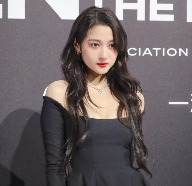 这一夜，张嘉倪美艳，关晓彤清凉，女明星的姿态万千，一眼沦陷