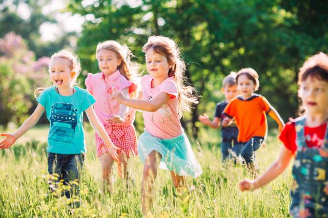 4岁女孩胆大心细“惹不起”，到哪都不受欺负，奶奶分享心得