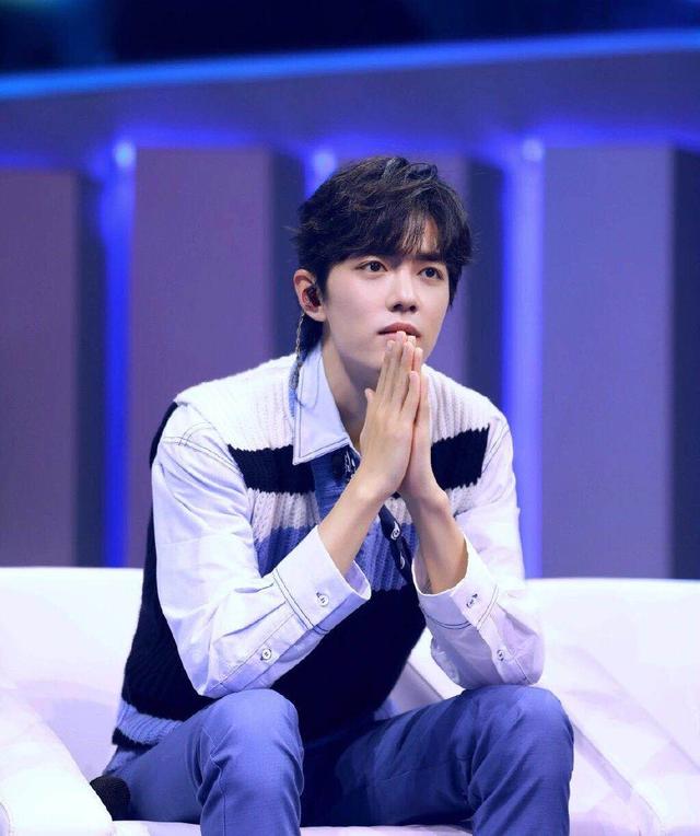 这背心神奇了，别的衣服最多不挑身材，它连性别都不挑，男女通杀