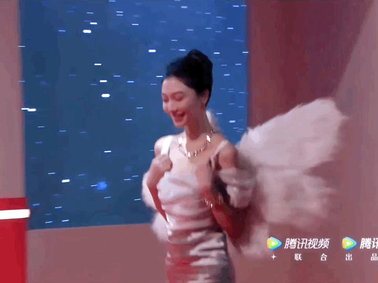 这一夜，张嘉倪美艳，关晓彤清凉，女明星的姿态万千，一眼沦陷