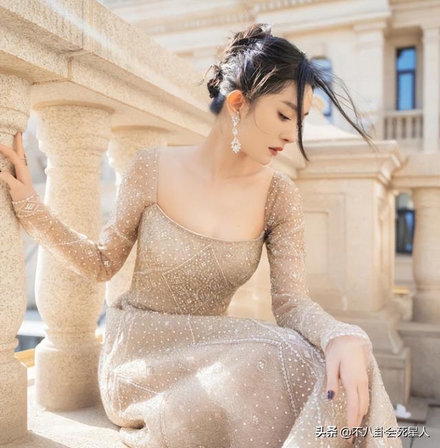 从柳岩到杨幂胸大也是烦恼?总被男星盯着胸看,参加综艺也不例外