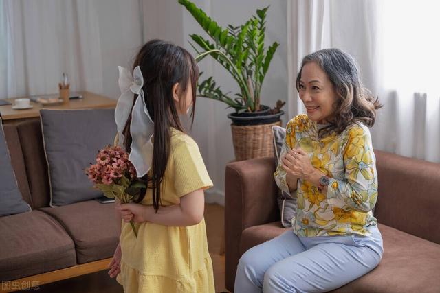 4岁女孩胆大心细“惹不起”，到哪都不受欺负，奶奶分享心得