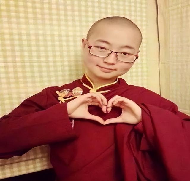 山东女孩马滢：才貌双全，一本大学毕业，不找工作反而出家当尼姑