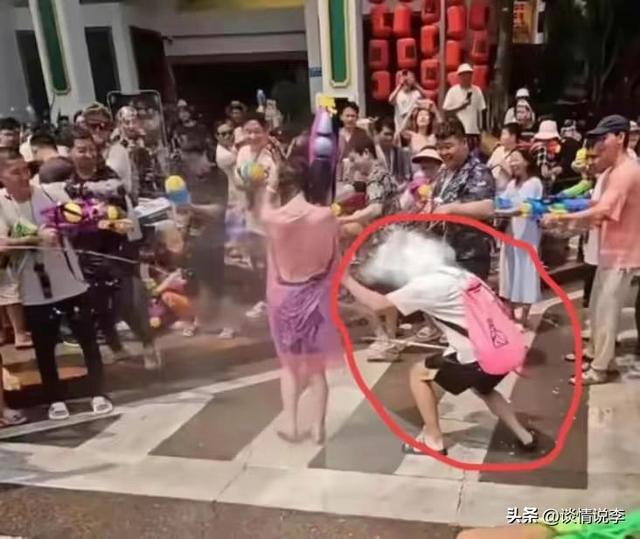 云南泼水节不雅事件，女生生理期被撕雨衣，微胖女子被围攻