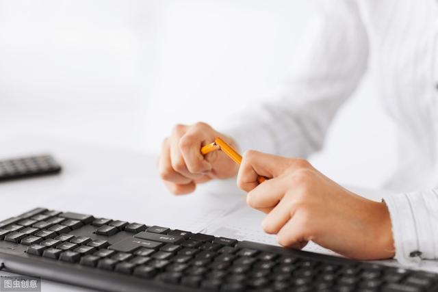 小说：小伙是废物赘婿，中年肥老板调戏美女妻子，小伙霸气护妻