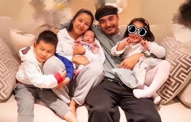 超女何洁:一场互撕的婚姻,3个孩子2个爹,她到底想要什么呢?