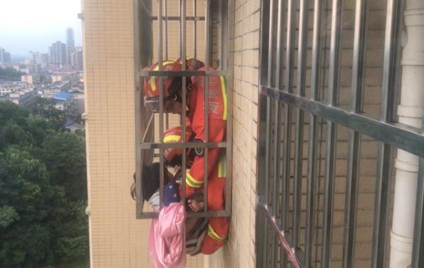 家中无大人，宁乡女童头卡15楼防护窗悬空！邻居举动太赞了