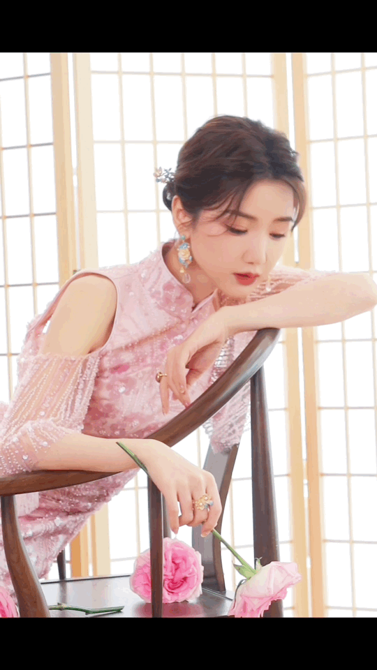 毛晓彤央视元宵晚会造型 穿粉色露背高开叉裙优雅高贵 风情妩媚