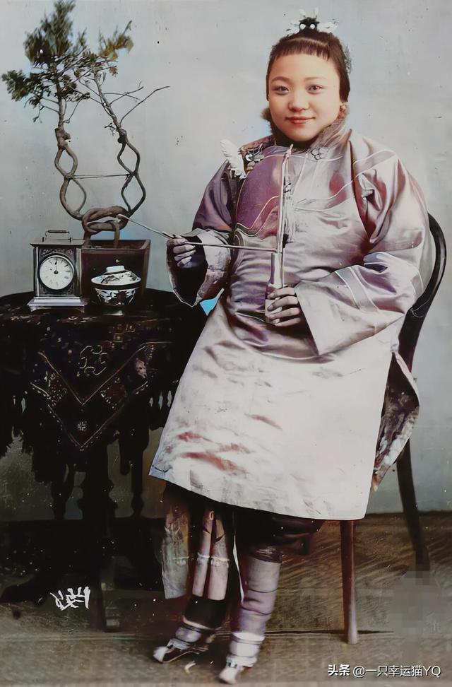 清末裹着小脚的女子，站着都得借物扶着，令人心疼