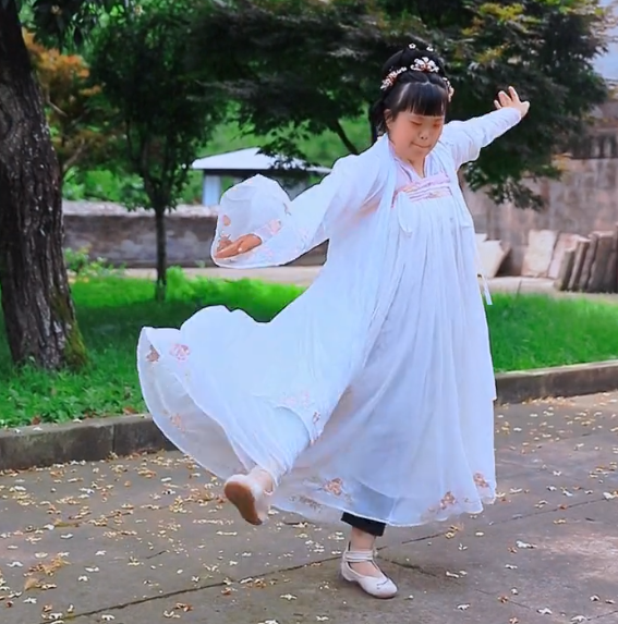 娜娜的乡村生活：母女凭温馨日常爆火，女儿患唐氏综合征依然自信