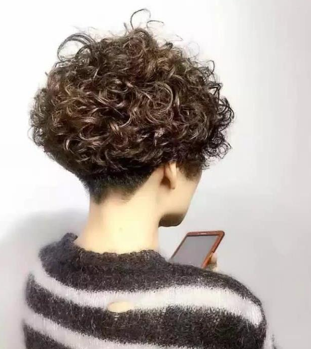 三四十岁以后女人，头发稀疏，建议烫这3种短发发型，洋气显发量