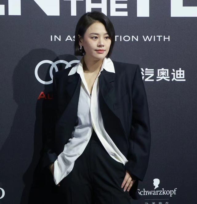 这一夜，张嘉倪美艳，关晓彤清凉，女明星的姿态万千，一眼沦陷