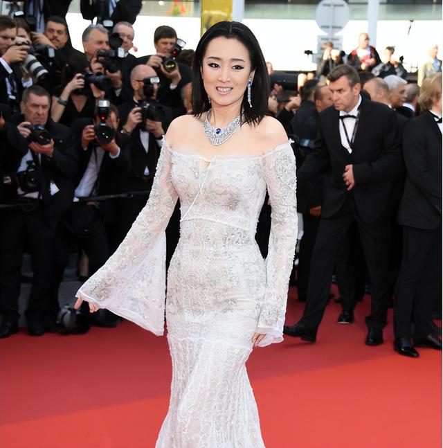 这些女星的身材告诉你：“干干瘪瘪”不叫美，珠圆玉润才更有韵味