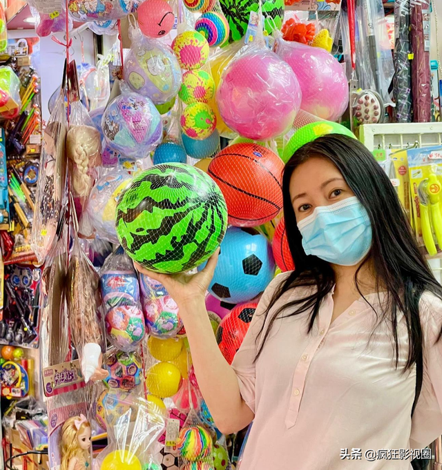 蜜桃女神李丽珍，被闺蜜“出卖”险些跳楼，56岁活成真玉女