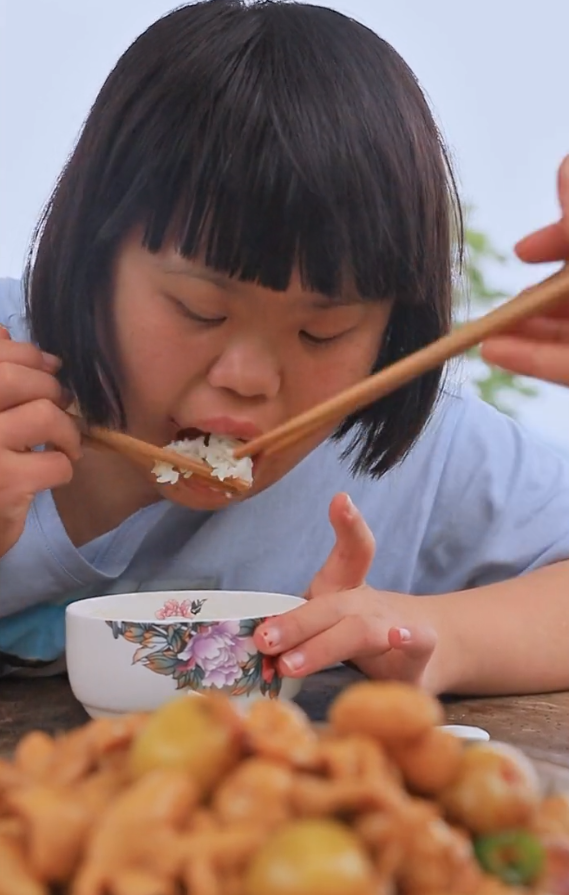 娜娜的乡村生活：母女凭温馨日常爆火，女儿患唐氏综合征依然自信