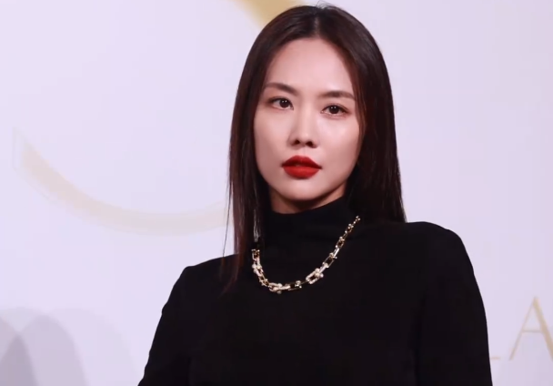 这一夜，女星红毯争春！戴169万珠宝，艳似美女蛇，浓颜系赢麻了