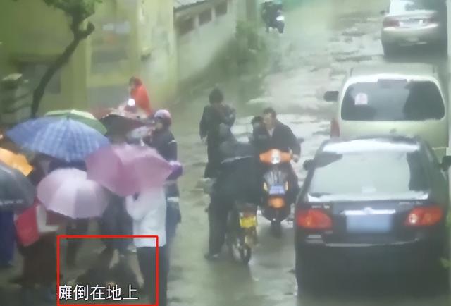 2013年,女教师雨天被人推进下水道,嫌疑人:就想开个玩笑
