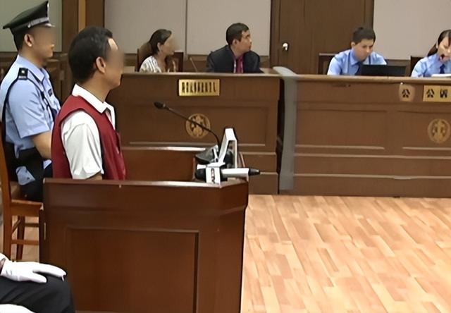 2013年,女教师雨天被人推进下水道,嫌疑人:就想开个玩笑