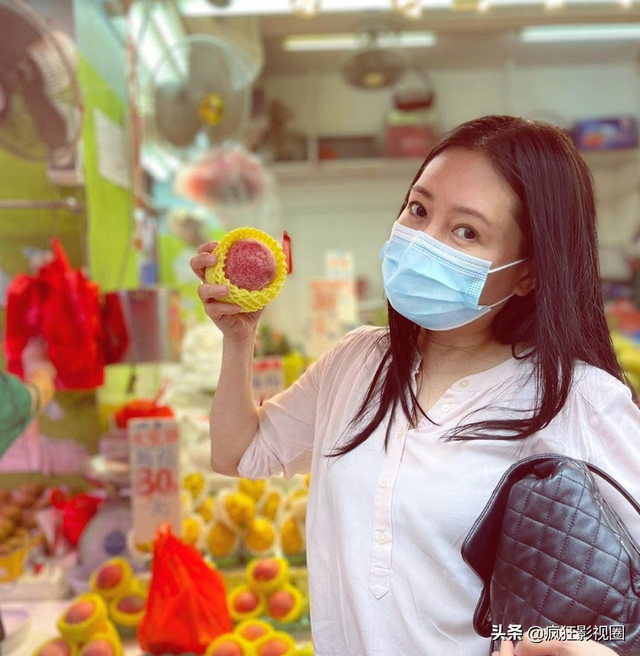 蜜桃女神李丽珍，被闺蜜“出卖”险些跳楼，56岁活成真玉女