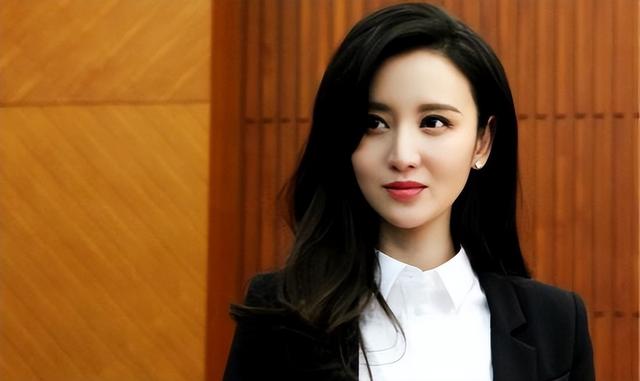 肩带断开、裙子走光，这四位女星的社死瞬间，简直不要太尴尬