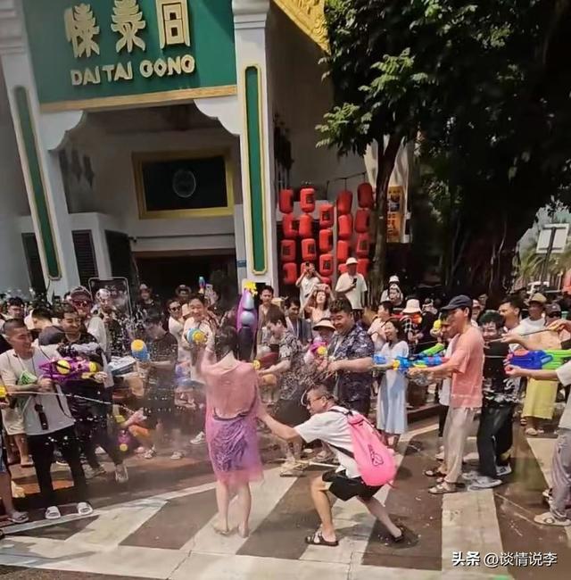 云南泼水节不雅事件，女生生理期被撕雨衣，微胖女子被围攻