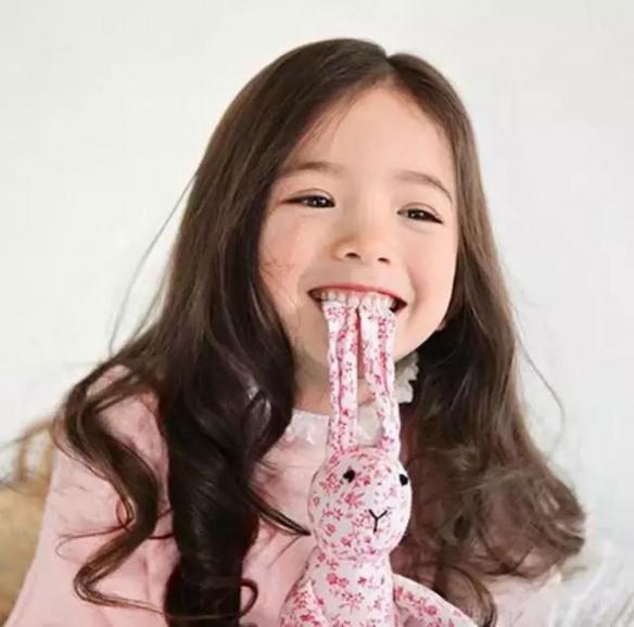 请问生这样的女儿有说明书吗?可爱混血萝莉 崔路易