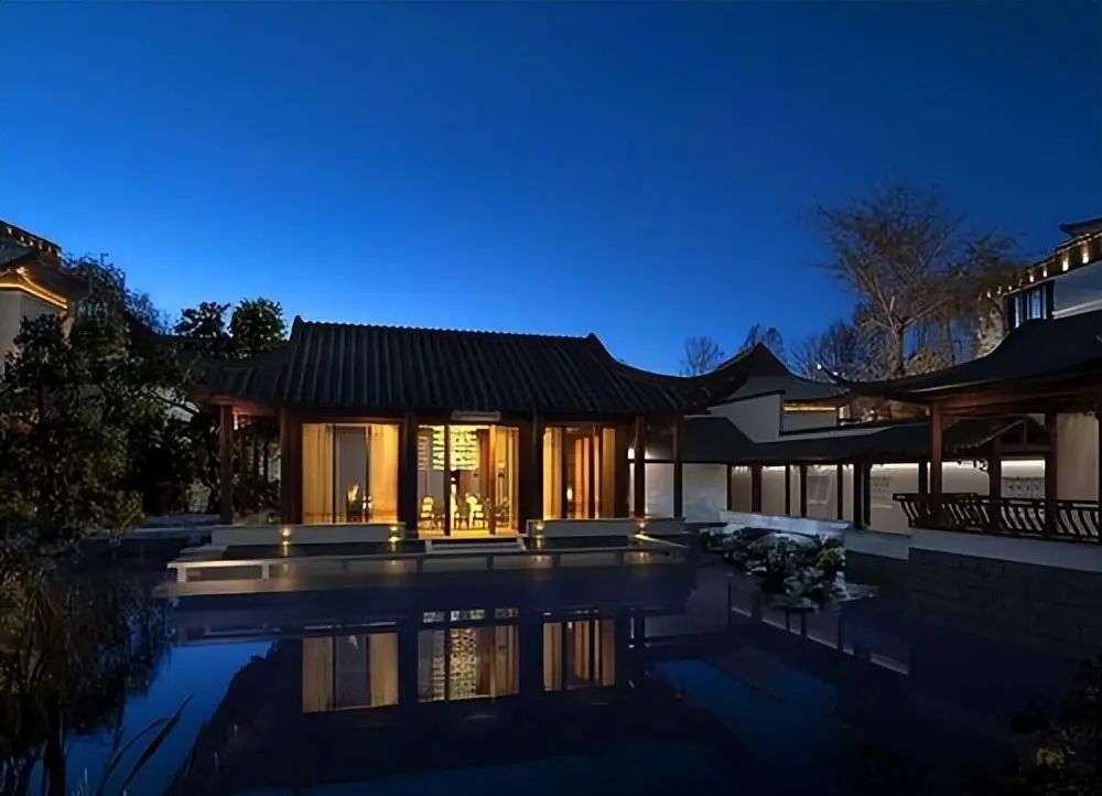 上海性福“双面校长”，白天斯文君子，晚上情妇左拥右抱，玩弄各种女性