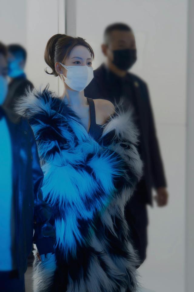 这一夜，张嘉倪美艳，关晓彤清凉，女明星的姿态万千，一眼沦陷