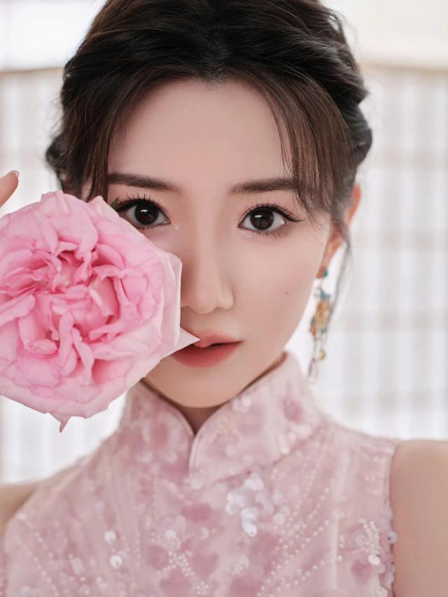 毛晓彤央视元宵晚会造型 穿粉色露背高开叉裙优雅高贵 风情妩媚