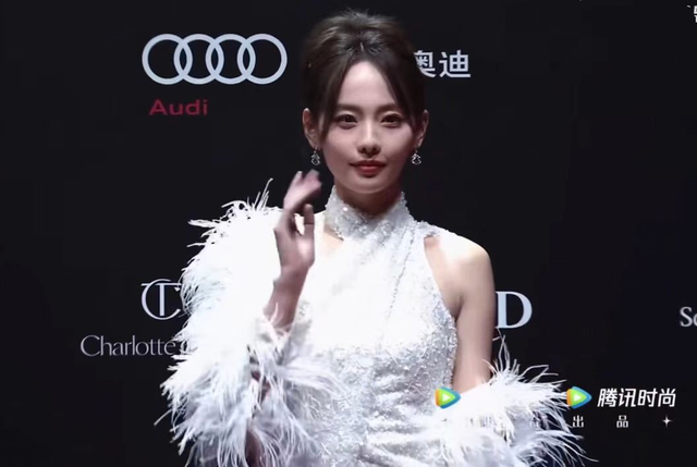 这一夜，张嘉倪美艳，关晓彤清凉，女明星的姿态万千，一眼沦陷