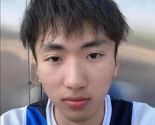 江苏19岁漂亮女生，劈腿体育生，男友：我每月给你4000，你却不忠