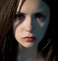 记得“吸血鬼女孩”吗?妮娜·杜波夫靓丽现身,还是美得让人心醉