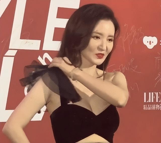 肩带断开、裙子走光，这四位女星的社死瞬间，简直不要太尴尬