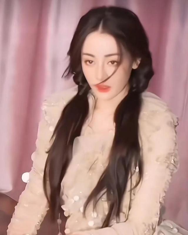 迪丽热巴.被国外网站评为最美女演员