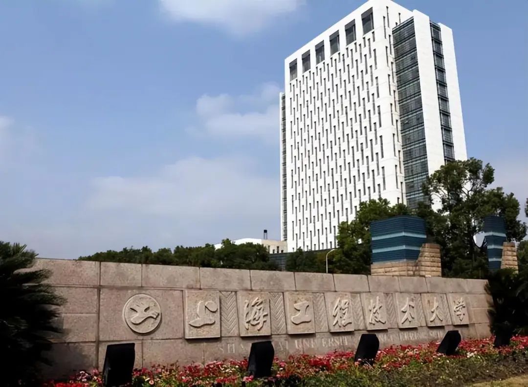 上海性福“双面校长”，白天斯文君子，晚上情妇左拥右抱，玩弄各种女性