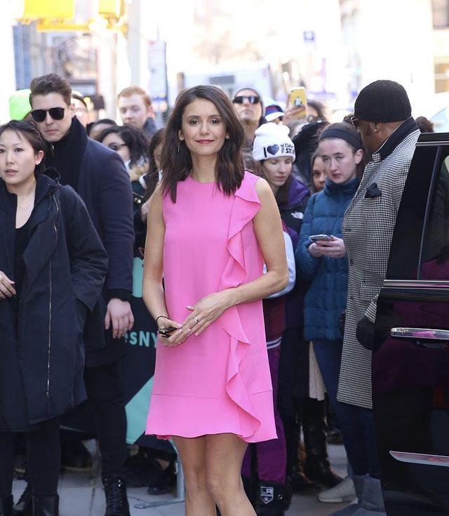 记得“吸血鬼女孩”吗?妮娜·杜波夫靓丽现身,还是美得让人心醉