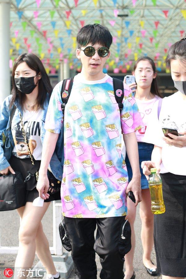 大张伟冰淇淋色TEE夏天气息满满 获美女粉丝跟拍人气旺