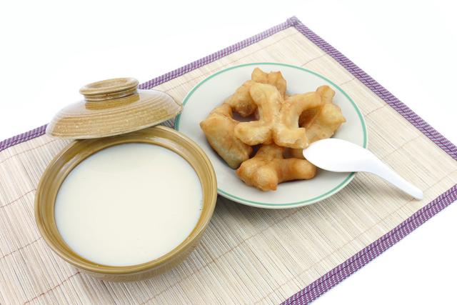 辟谣：更年期女士补充雌激素喝豆浆就行，不必服药？看医生怎么说