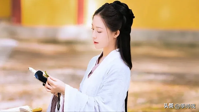 美女花王甩动着满头秀丽的长发玩弄着自己手掌心里面