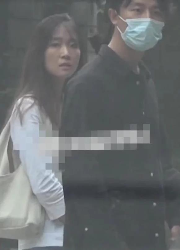 黄轩被长相神似巩俐的神秘美女当众打PP，“拍了拍”女友承认恋情